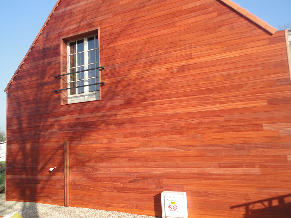 Gevelbekleding in padouk Beernem buitenschrijnwerk